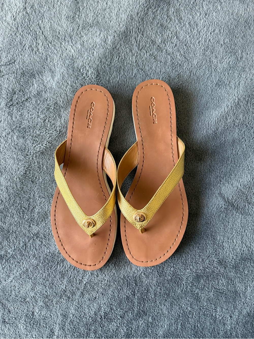 ✨Coach Leather Thong Sandals with Tan Footbed and Gold Logo